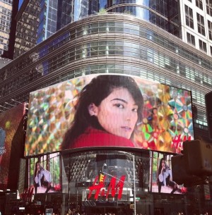【エンタがビタミン♪】森星、NYタイムズスクエアの巨大スクリーンに登場　ファン興奮「世界の森星」
