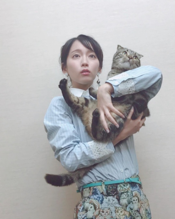 猫を抱いた吉岡里帆（画像は『吉岡里帆　2017年10月21日付Instagram「デューク雑誌デビュー」』のスクリーンショット）