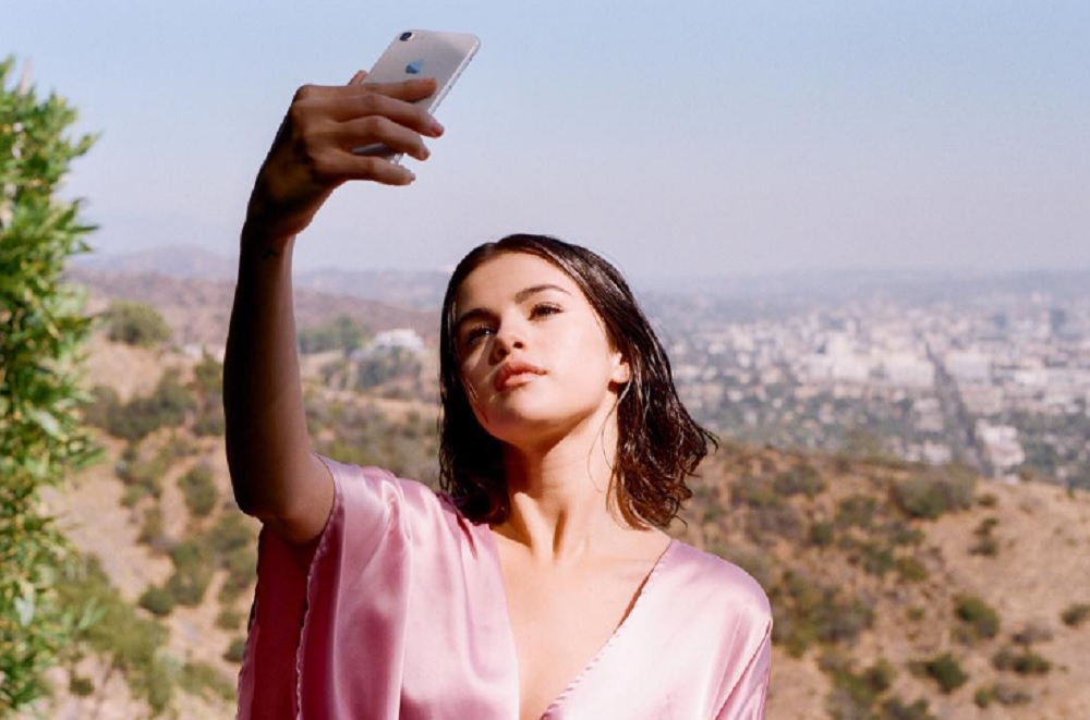 予想以上に重篤な状態だったセレーナ（画像は『Selena Gomez　2017年10月26日付Instagram「Wolves is out now!」』のスクリーンショット）
