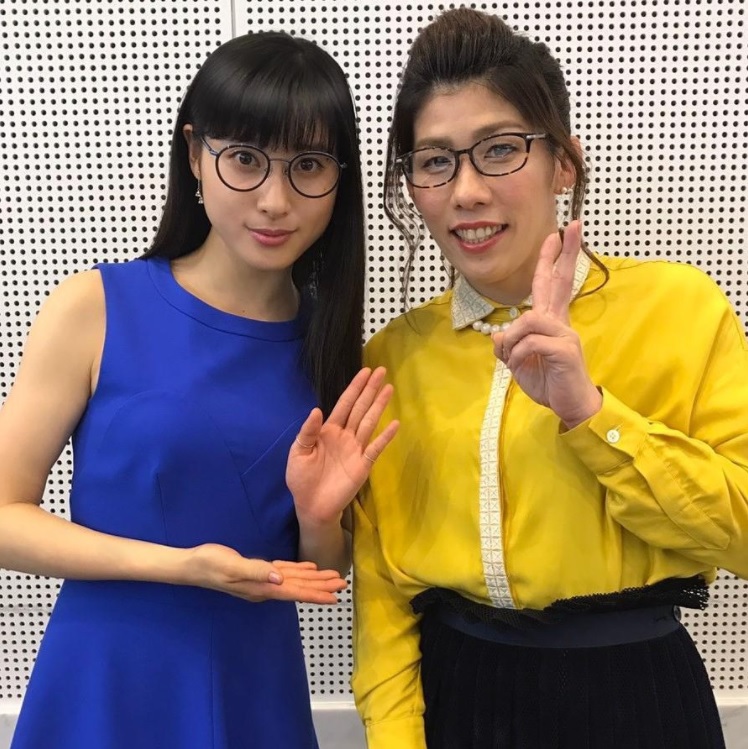 土屋太鳳と吉田沙保里「日本メガネベストドレッサー賞」表彰式にて（画像は『土屋太鳳　2017年10月12日付Instagram「すっかり遅くなってしまいました」』のスクリーンショット）