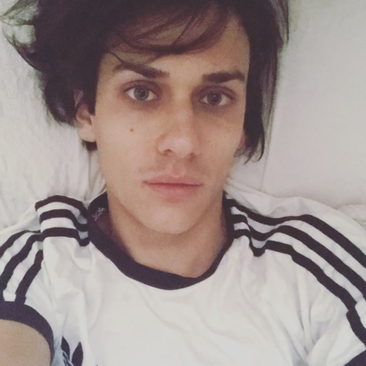 音楽業界で成功したテディがカミングアウト（画像は『Teddy Geiger　2017年10月27日付Instagram「Will I ever wake up?」』のスクリーンショット）