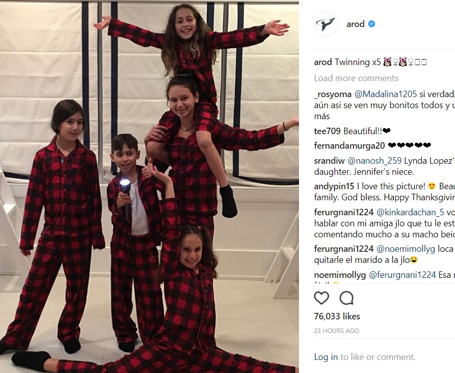お揃いのパジャマではしゃぐ子供達（画像は『Alex Rodriguez　2017年11月22日付Instagram「Twinning x5」』のスクリーンショット）