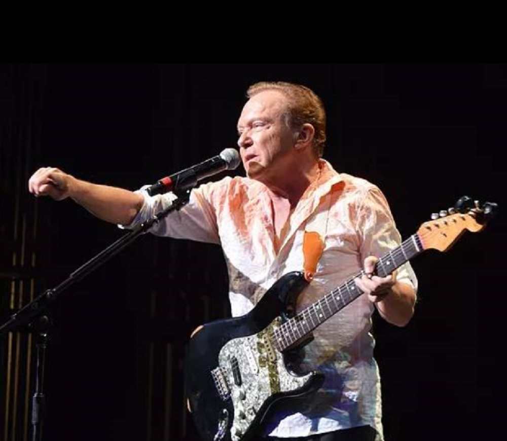 デヴィッド・キャシディが危篤に（画像は『David Cassidy　2017年4月1日付Facebook「June 25， 2016 Concert Review in Madhouse Magazine」』のスクリーンショット）