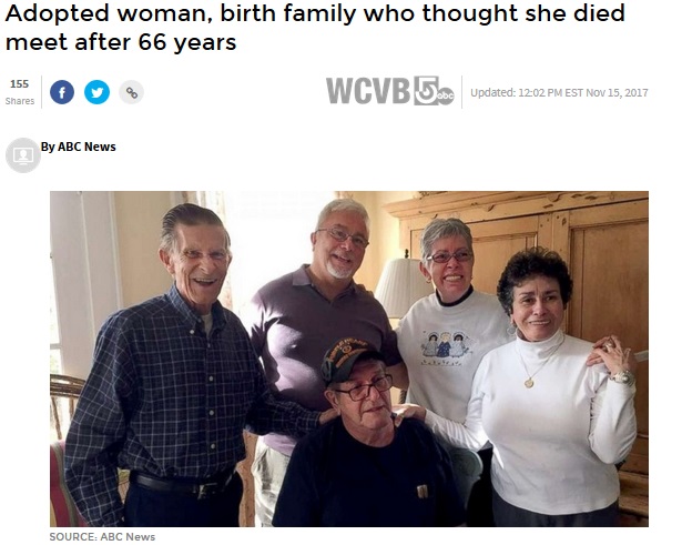 実のきょうだい4人に初めて会った66歳女性（写真右）（画像は『WCVB　2017年11月15日付「Adopted woman, birth family who thought she died meet after 66 years」（SOURCE: ABC News）』のスクリーンショット）