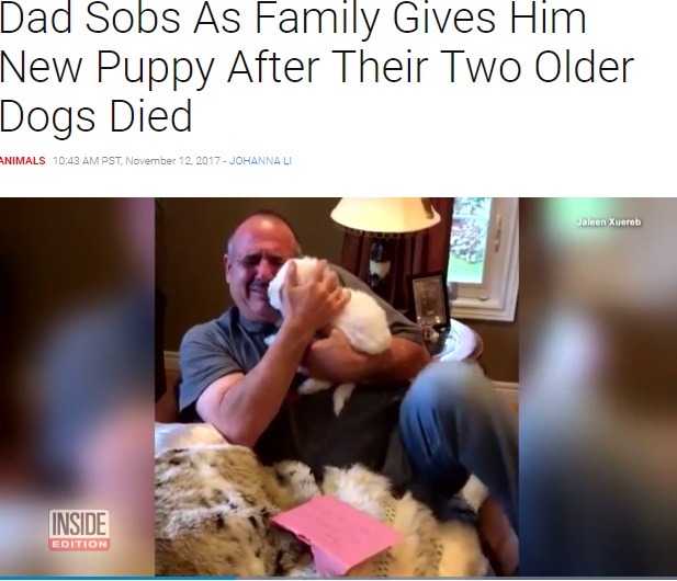 愛犬を亡くした父に家族が子犬をプレゼント（画像は『Inside Edition　2017年11月12日付「Dad Sobs As Family Gives Him New Puppy After Their Two Older Dogs Died」』のスクリーンショット）