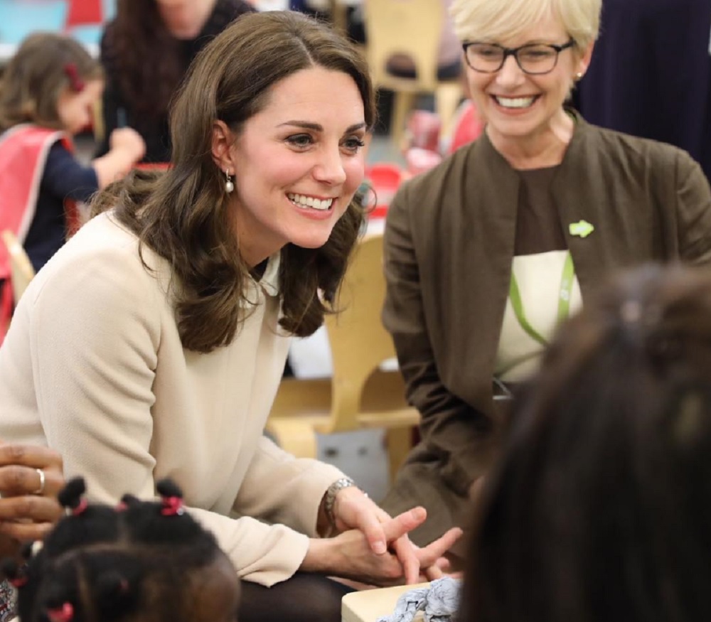 女王のチョーカーを借りることもあるキャサリン妃（画像は『Kensington Palace　2017年11月15日付Instagram「The Duchess of Cambridge today visited Hornsey Road Children's Centre in London.」（PA）』のスクリーンショット）
