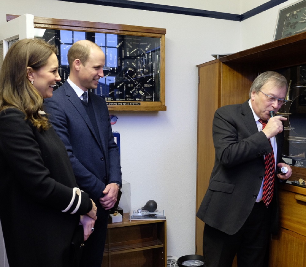 キャサリン妃、ずいぶん元気そうに（画像は『Kensington Palace　2017年11月23日付Instagram「In their final visit of the day, The Duke and Duchess of Cambridge had a Whistle-Stop tour of Acme Whistles.」』のスクリーンショット）