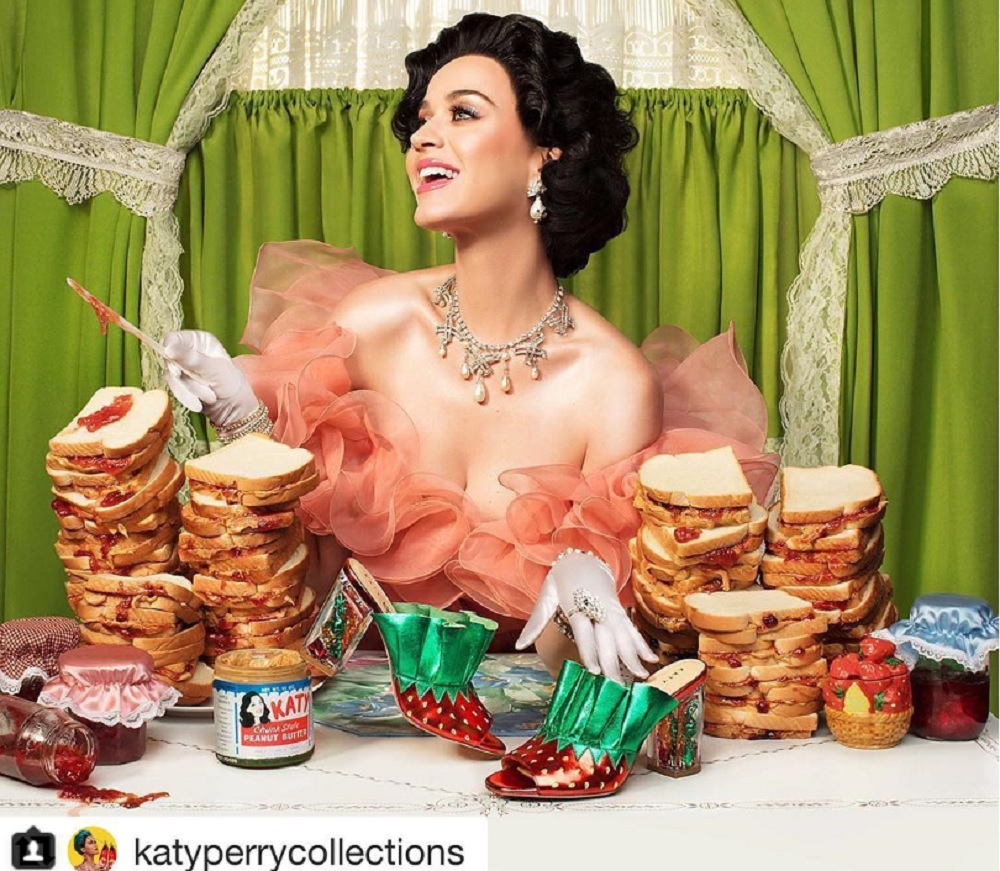 ケイティは日本が大好き！（画像は『KATY PERRY　2017年10月12日付Instagram「by ＠nadialeelee」』のスクリーンショット）