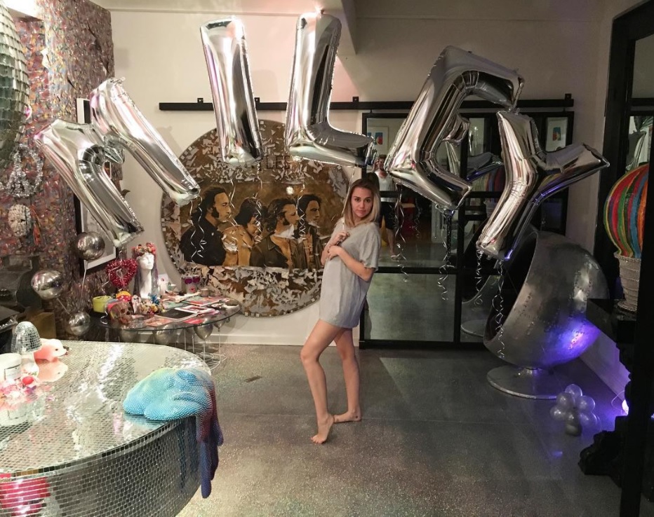 「マイリー妊娠か？」と言われた写真（画像は『Miley Cyrus　2017年11月22日付Instagram「So close to b-day time!」』のスクリーンショット）