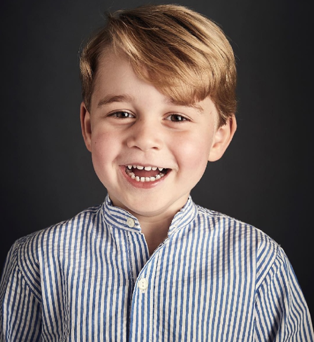 ヤンチャなジョージ王子（画像は『Kensington Palace　2017年7月22日付Instagram「The Duke and Duchess are delighted to share a new official portrait of Prince George to mark His Royal Highness’s fourth birthday tomorrow」』のスクリーンショット）