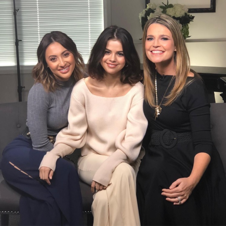 セレーナ、友人フランシアさん（左）と『TODAY』に登場（画像は『TODAY　2017年10月30日付Instagram「Savannah sat down with ＠selenagomez and her best friend ＠franciaraisa to talk about the kidney transplant that saved Selena’s life.」』のスクリーンショット）