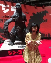 【エンタがビタミン♪】竹内由恵アナが“シン・ゴジラ像”とポーズ　「由恵ゴジラなら襲われたい」の声