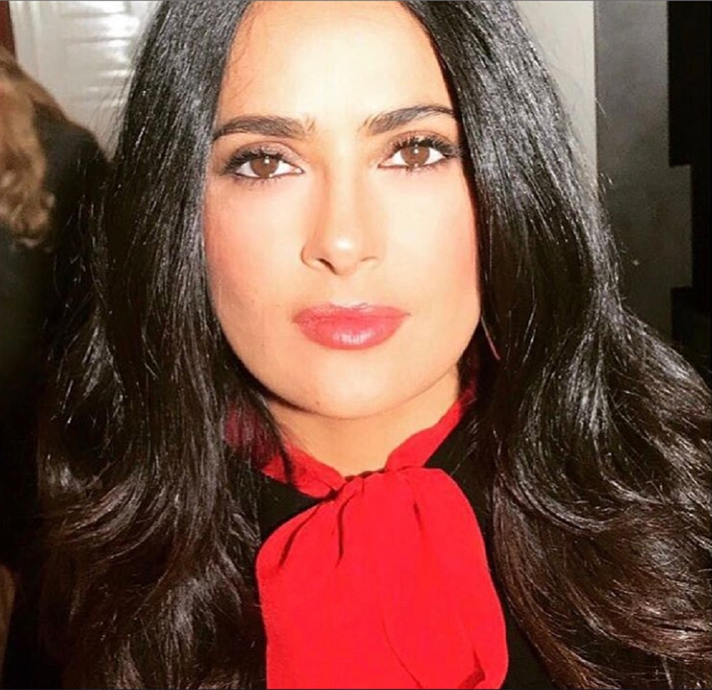 ワインスタインから脅迫されたことも（画像は『Salma Hayek Pinault　2017年10月1日付Instagram「＃makeup @anglomamakeup hair @jennifer_yepez ＃balenciaga ＃parisfashionweek」』のスクリーンショット）