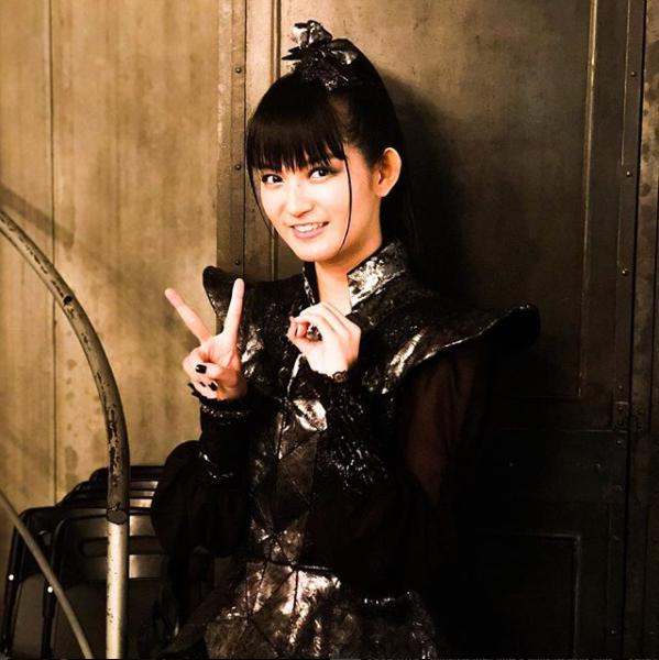 指で「20」を表すSU-METAL（画像は『BABYMETAL　2017年12月20日付Instagram「‪‪Happy 20th Birthday SU-METAL!!」』のスクリーンショット）