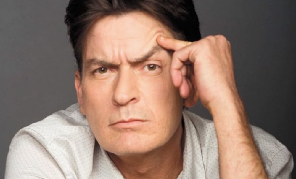 怒り爆発のチャーリー・シーン（画像は『Charlie Sheen　2017年8月8日付Instagram「low brow…？　we think not.」』のスクリーンショット）