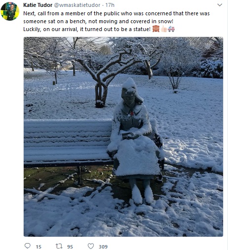 救急隊員が目にしたものは…（画像は『Katie Tudor　2017年12月11日付Twitter「Next, call from a member of the public who was concerned that there was someone sat on a bench, not moving and covered in snow!」』のスクリーンショット）