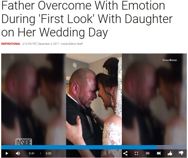 娘のウエディングドレス姿に感極まった父（画像は『Inside Edition　2017年12月4日付「Father Overcome With Emotion During ‘First Look’ With Daughter on Her Wedding Day」（Rosa Moran）』のスクリーンショット）