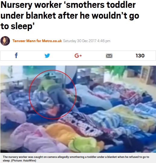 昼寝をしない男児の顔を毛布で押さえつける女性教諭（画像は『Metro　2017年12月30日付「Nursery worker ‘smothers toddler under blanket after he wouldn’t go to sleep’」（Picture: AsiaWire）』のスクリーンショット）