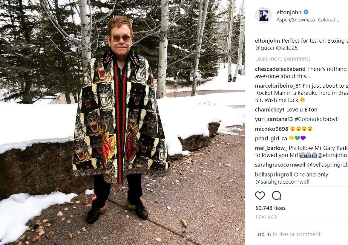 これを着こなせるのはエルトンだけ…？（画像は『Elton John　2017年12月26日付Instagram「Perfect for tea on Boxing Day. ＠gucci ＠lallo25」』のスクリーンショット）