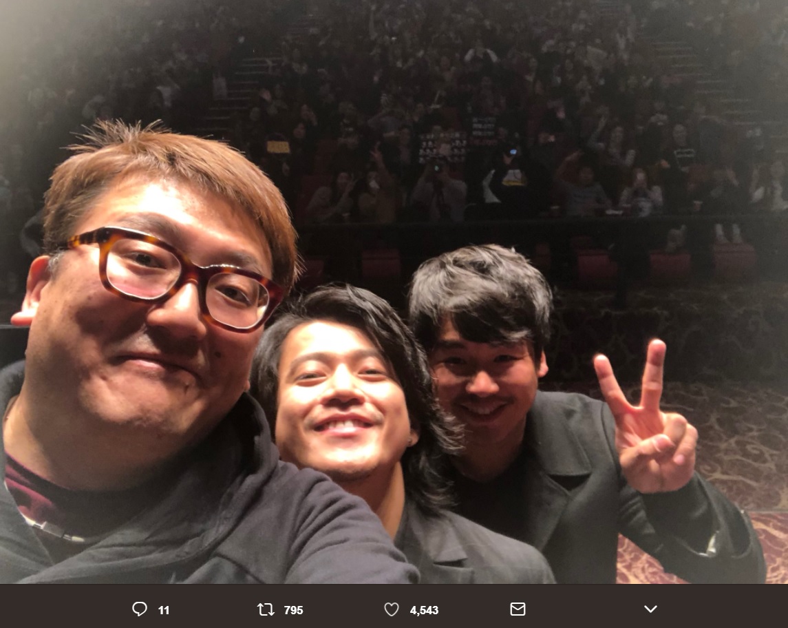 福田監督、小栗旬、アクション監督のチャンさん（画像は『福田雄一　2017年12月7日付Twitter「ヤスケンさんと撮れなかった分、小栗くんとアクション監督のチャンさんとお客様と一緒に撮ったヤツ!!」』のスクリーンショット）