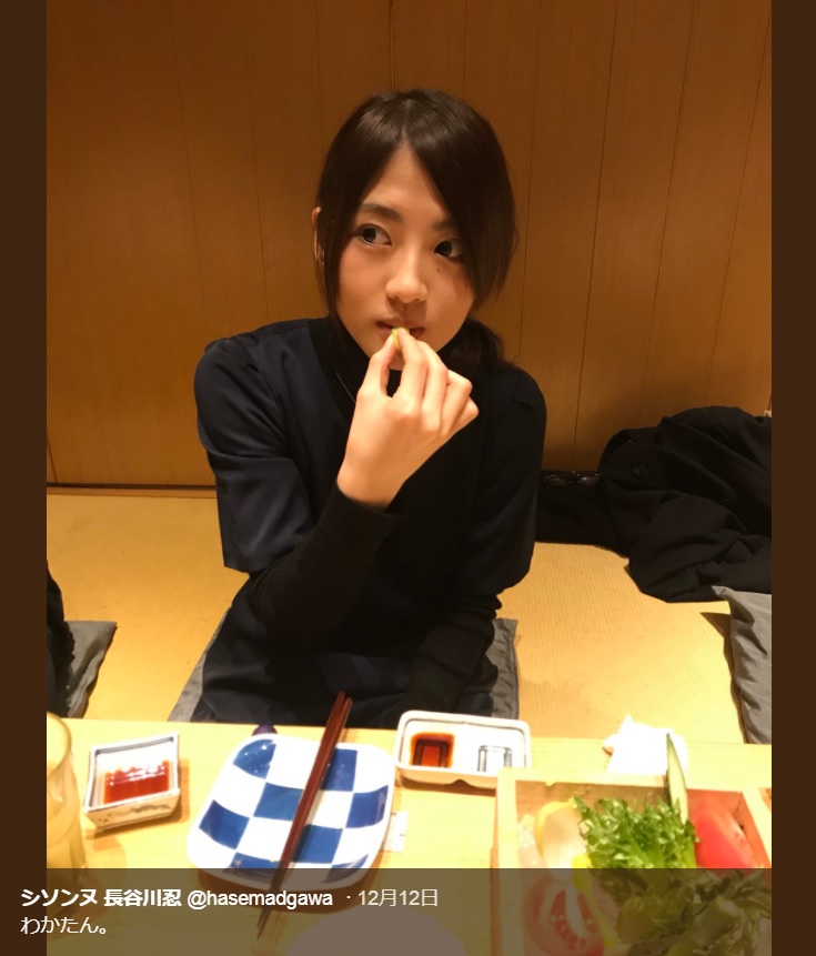 会食する若月佑美（画像は『シソンヌ 長谷川忍　2017年12月12日付Twitter「わかたん。」』のスクリーンショット）