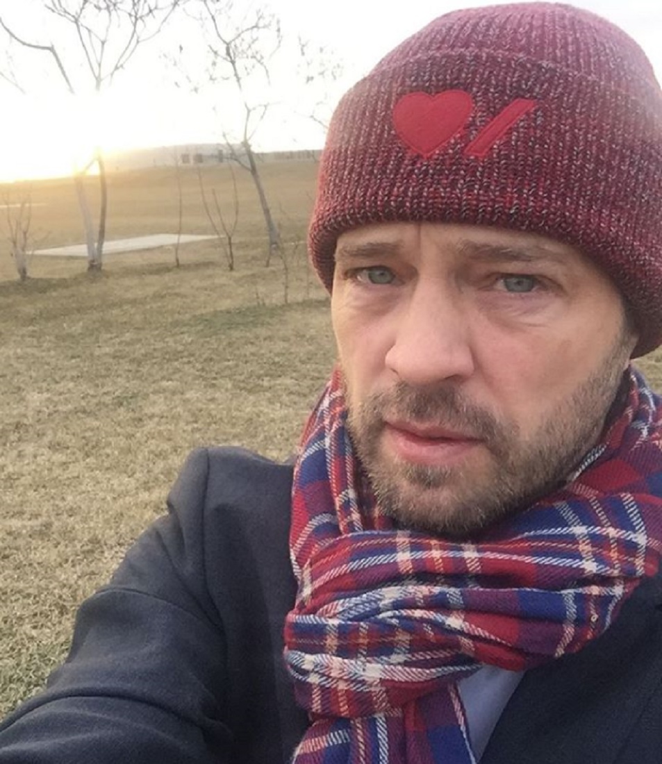 ジェイソン・プリーストリー、ワインスタインにパンチ（画像は『jason_priestley　2017年2月9日付Instagram「Sunrise on the set of ＃PrivateEyes in my Heart＆Stroke x Roots toque.」』のスクリーンショット）