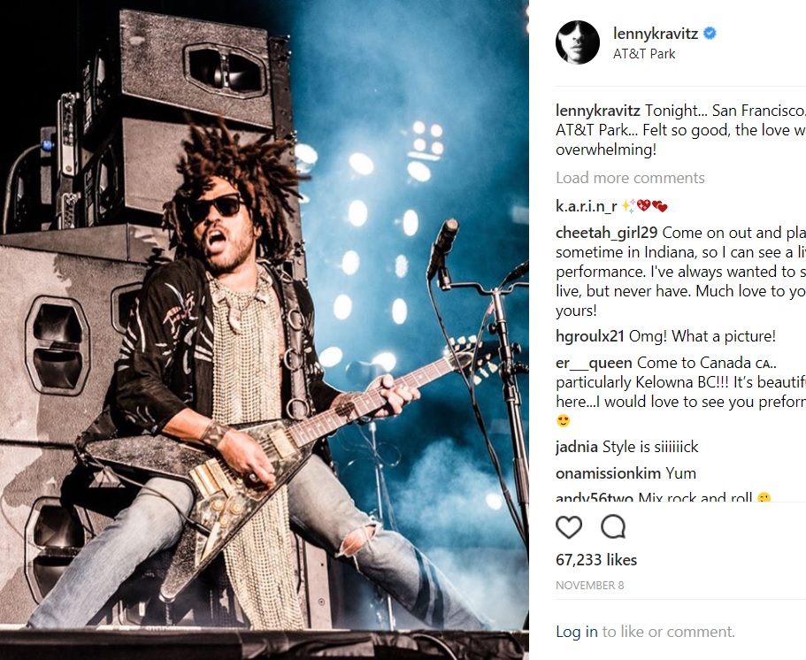 相変わらずスキニーパンツで開脚ポーズを決めるレニー（画像は『Lenny Kravitz　2017年11月8日付Instagram「Tonight... San Francisco... AT＆T Park... Felt so good, the love was overwhelming!」』のスクリーンショット）