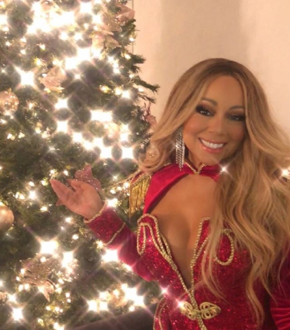 クリスマスツリーを片付けるのは「7月4日」とマライア（画像は『Mariah Carey　2017年12月18日付Instagram「Happy Holidays ＃lambily.. thank you for coming out and making it so festive!」』のスクリーンショット）