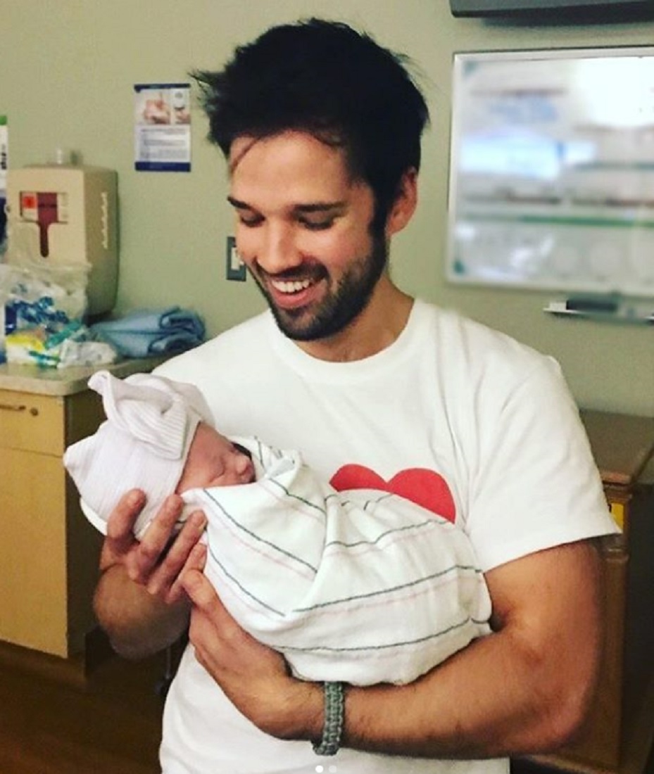 ネイサン・クレスがパパに！（画像は『Nathan Kress　2017年12月23日付Instagram「“This is the start... This is your heart... This is the day you were born. This is the sun... these are your lungs... This is the day you were born. And I am always， always， always yours. Hallelujah， I’m cavin’ in... hallelujah, I’m in love again.”」』のスクリーンショット）