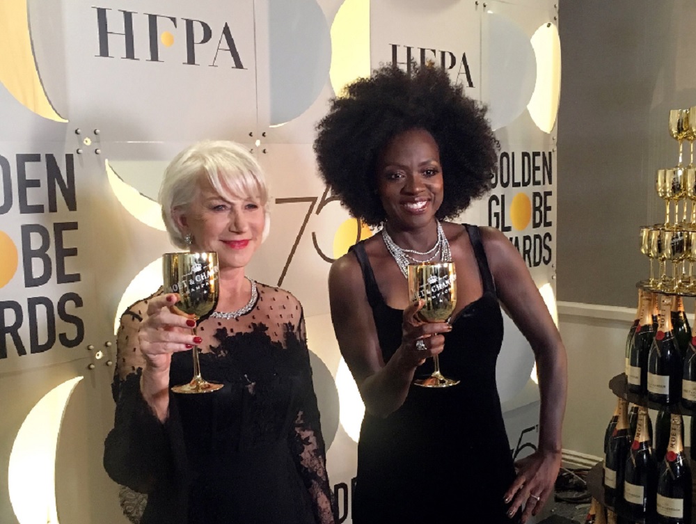 ヘレン・ミレンとヴィオラ・デイヴィス、大物達も黒のドレスで（画像は『Golden Globe Awards　2018年1月8日付Twitter「Helen Mirren and ＠violadavis stopped backstage for a minute after presenting at the ＃GoldenGlobes！」』のスクリーンショット）