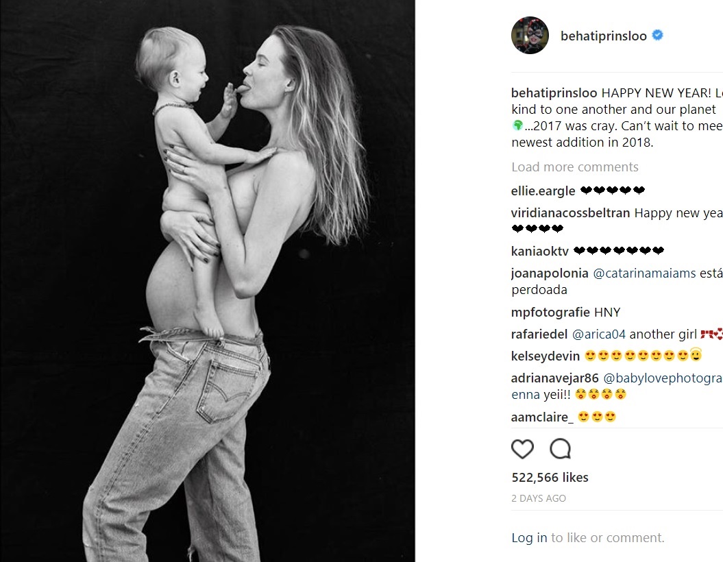 ベハティ・プリンスルー「新しい家族の誕生が待ちきれないわ」（画像は『Behati Prinsloo Levine　2018年1月1日付Instagram「HAPPY NEW YEAR! Let’s be kind to one another and our planet ...2017 was cray.」』のスクリーンショット）