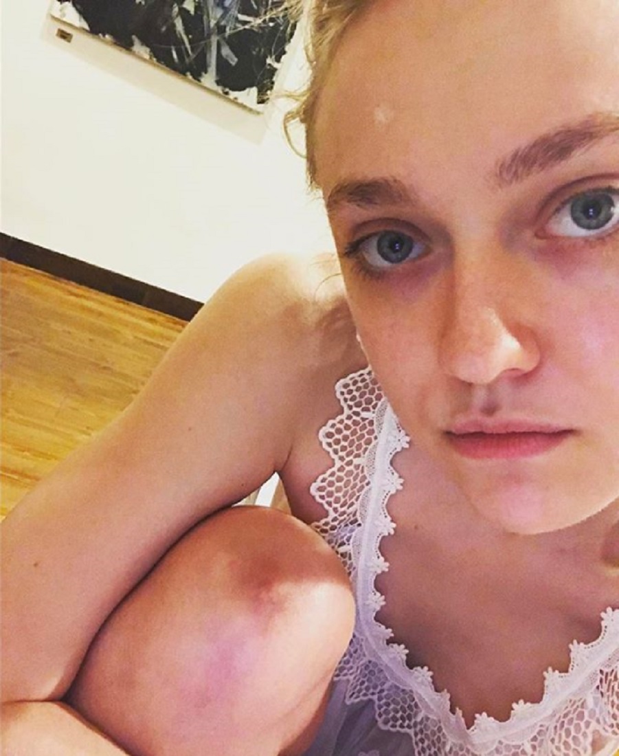 ダコタの眉を「パーフェクト」と褒める声続々（画像は『Dakota Fanning　2017年4月26日付Instagram「Forever bruised knee caps, Mario Badescu pimple cream and a semi-sexy colonial nightgown = A BANGING TUESDAY NIGHT」』のスクリーンショット）