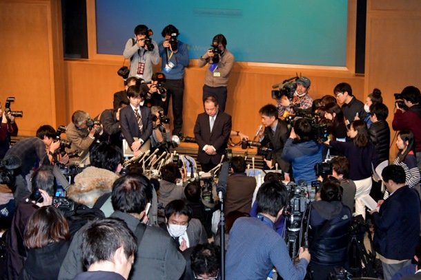 26日の記者会見で報道陣に囲まれる篠崎洋一郎社長