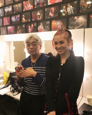 【エンタがビタミン♪】水原希子と並ぶ細野晴臣　手元に注目「久々の昭和マジック」の声