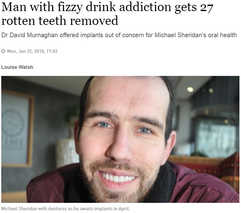炭酸飲料の飲みすぎで歯がボロボロになった男性、新しい歯で笑顔（画像は『The Irish Times　2018年1月22日付「Man with fizzy drink addiction gets 27 rotten teeth removed」』のスクリーンショット）