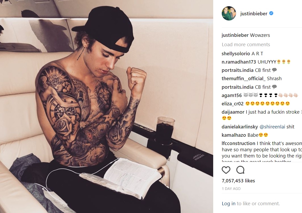 タトゥーを堂々と披露するジャスティン（画像は『Justin Bieber　2018年1月6日付Instagram「Wowzers」』のスクリーンショット）