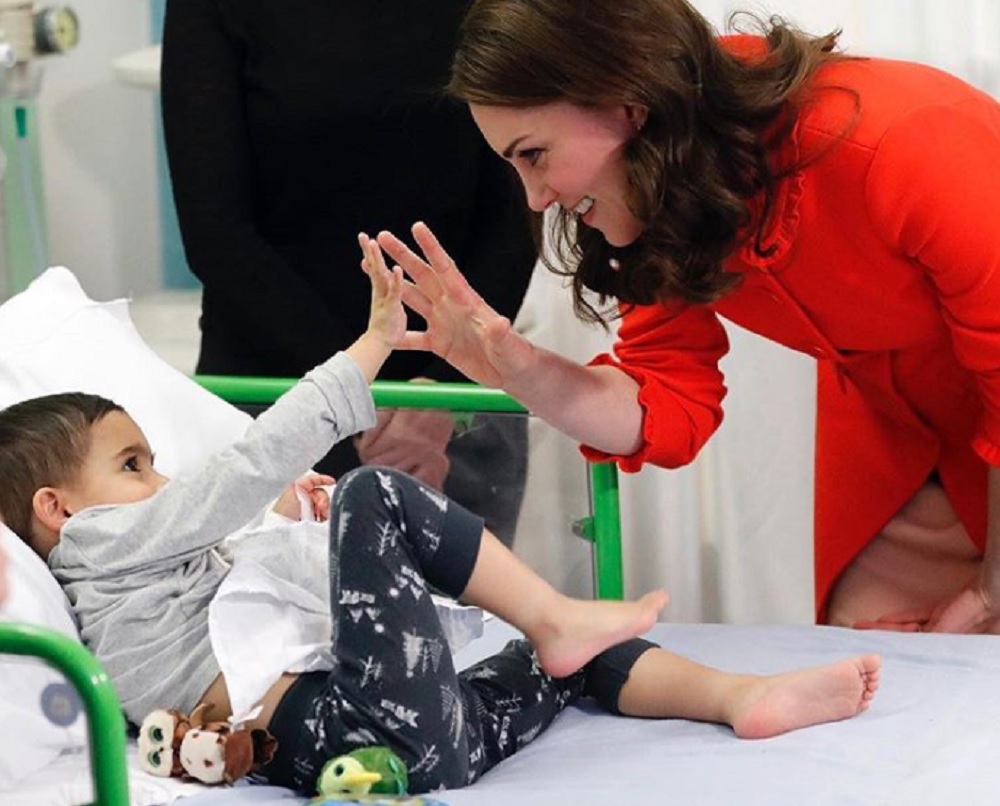 キャサリン妃、婚約指輪を外して病院へ（画像は『Kensington Palace　2018年1月17日付Instagram「The Duchess of Cambridge today met four year old Rafael during a visit to Great Ormond Street Hospital to officially open the Mittal Children’s Medical Centre, home to the new Premier Inn Clinical Building.」』のスクリーンショット）