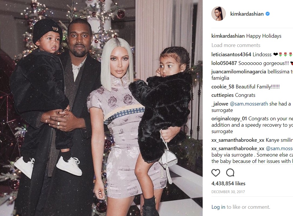 昨年末、パーティでのキム＆カニエファミリー（画像は『Kim Kardashian West　2017年12月29日付Instagram「Happy Holidays」』のスクリーンショット）