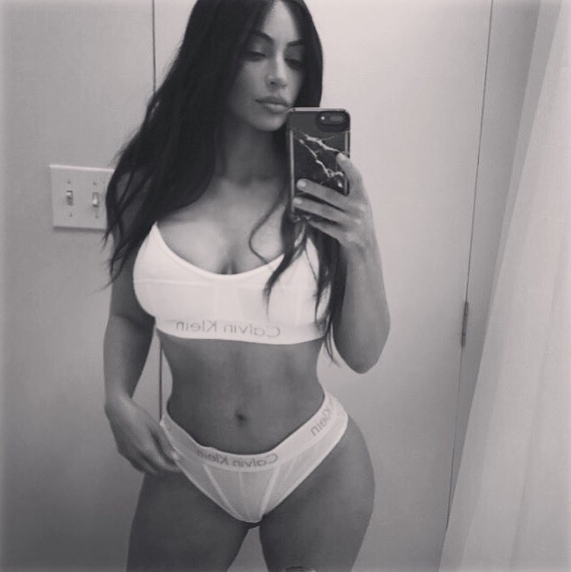 セクシー写真を次々にアップするキム（画像は『Kim Kardashian West　2018年1月29日付Instagram「bathroom selfie on set ＠calvinklein ＃MyCalvins」』のスクリーンショット）