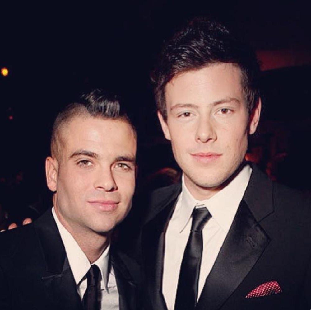 コリー（右）に続き、マークも他界（画像は『Mark Salling　2015年5月11日付Twitter「＃MCM goes out to Cory Monteith. Miss you more than ever brother.」』のスクリーンショット）