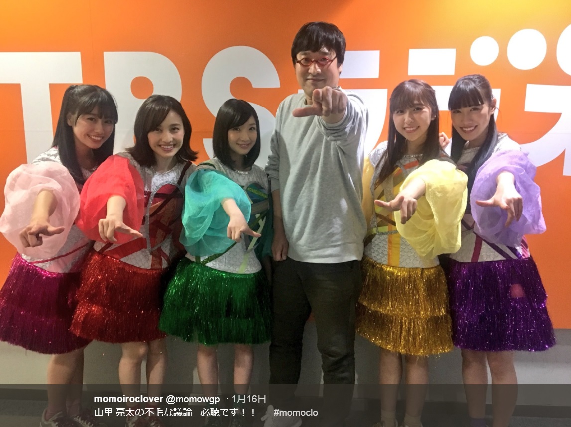 ももクロの5人と山里亮太（画像は『momoiroclover　2018年1月16日付Twitter「山里亮太の不毛な議論 必聴です!!」』のスクリーンショット）