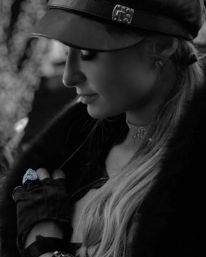 パリス「ダイヤは永遠よ」（画像は『Paris Hilton　2018年1月3日付Instagram「Diamonds Are Forever...」』のスクリーンショット）