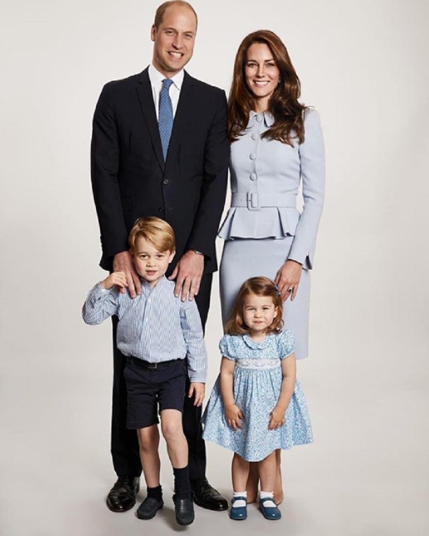 兄を引っ張るのはシャーロット王女？（画像は『Kensington Palace　2017年12月18日Instagram「The Duke and Duchess of Cambridge are pleased to share a new photograph of their family.」』のスクリーンショット）