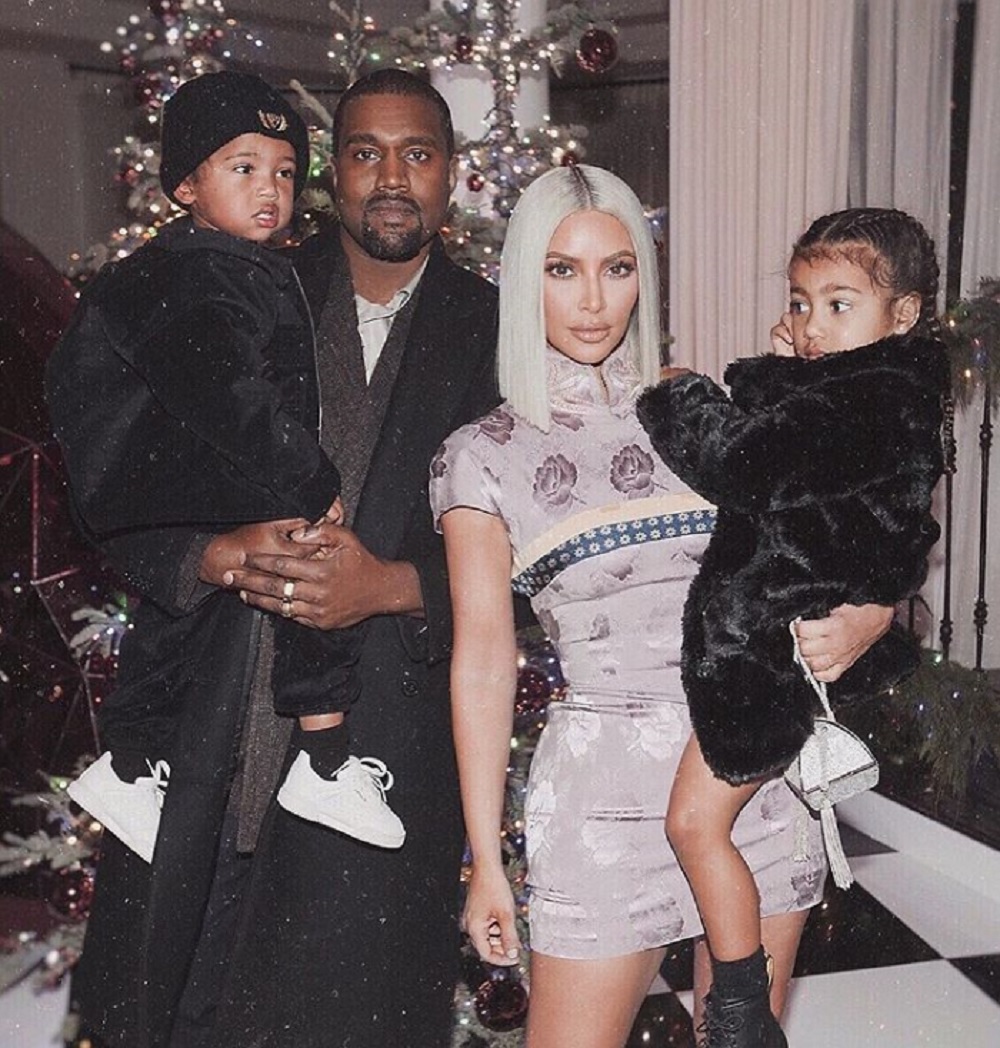 キムの息子が入院（画像は『Kim Kardashian West　2017年12月31日付Instagram「Happy Holidays」』のスクリーンショット）