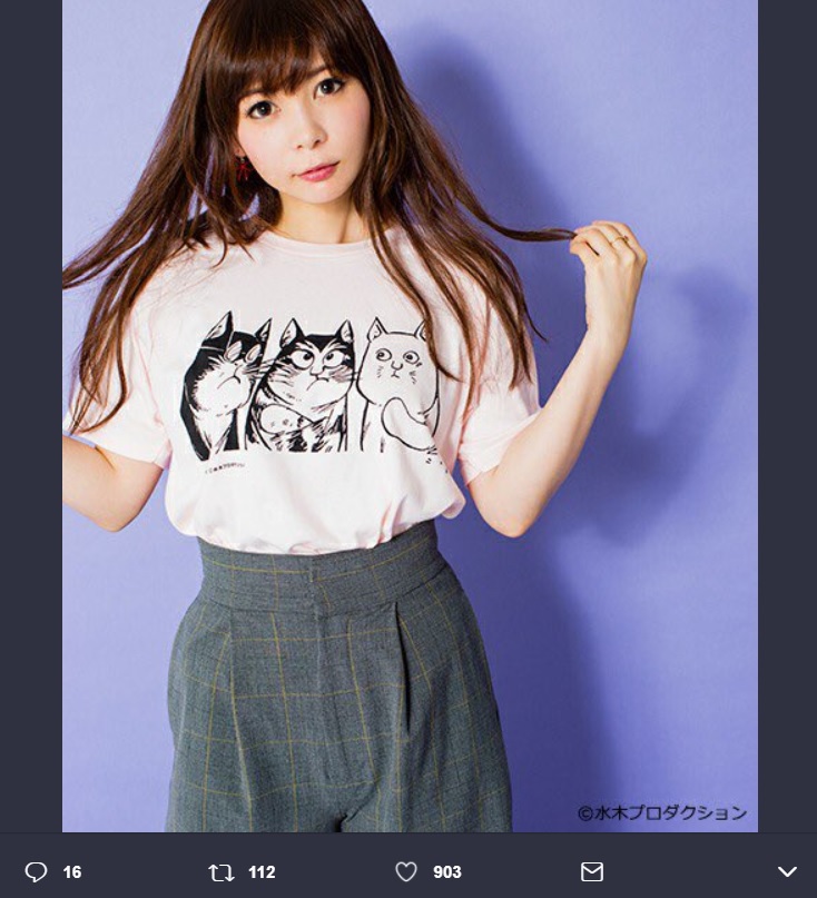 水木しげるコラボ“ねこTシャツ”を着る中川翔子（画像は『中川翔子　2018年1月15日付Twitter「mmts 水木しげる様 コラボねこTシャツ」』のスクリーンショット）