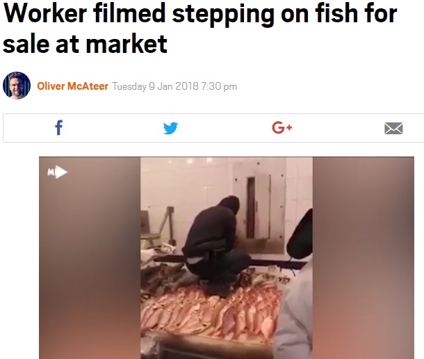 商品の魚を平然と踏みつける男（画像は『Metro　2018年1月9日付「Worker filmed stepping on fish for sale at market」』のスクリーンショット）