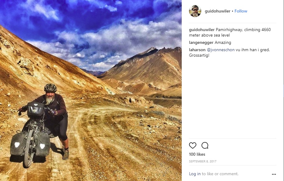 標高4660mのパミールハイウェイで自転車を押す選手の父（画像は『Ausgebüxt（Guido Huwiler）　2017年9月8日付Instagram「Pamirhighway, climbing 4660 meter above sea level」』のスクリーンショット）