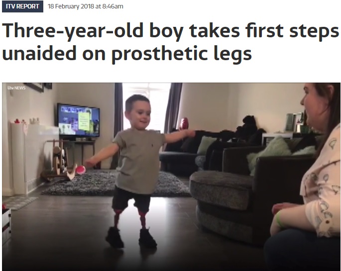 義足をつけて初めて歩く3歳児（画像は『ITV News　2018年2月18日付「Three-year-old boy takes first steps unaided on prosthetic legs」』のスクリーンショット）