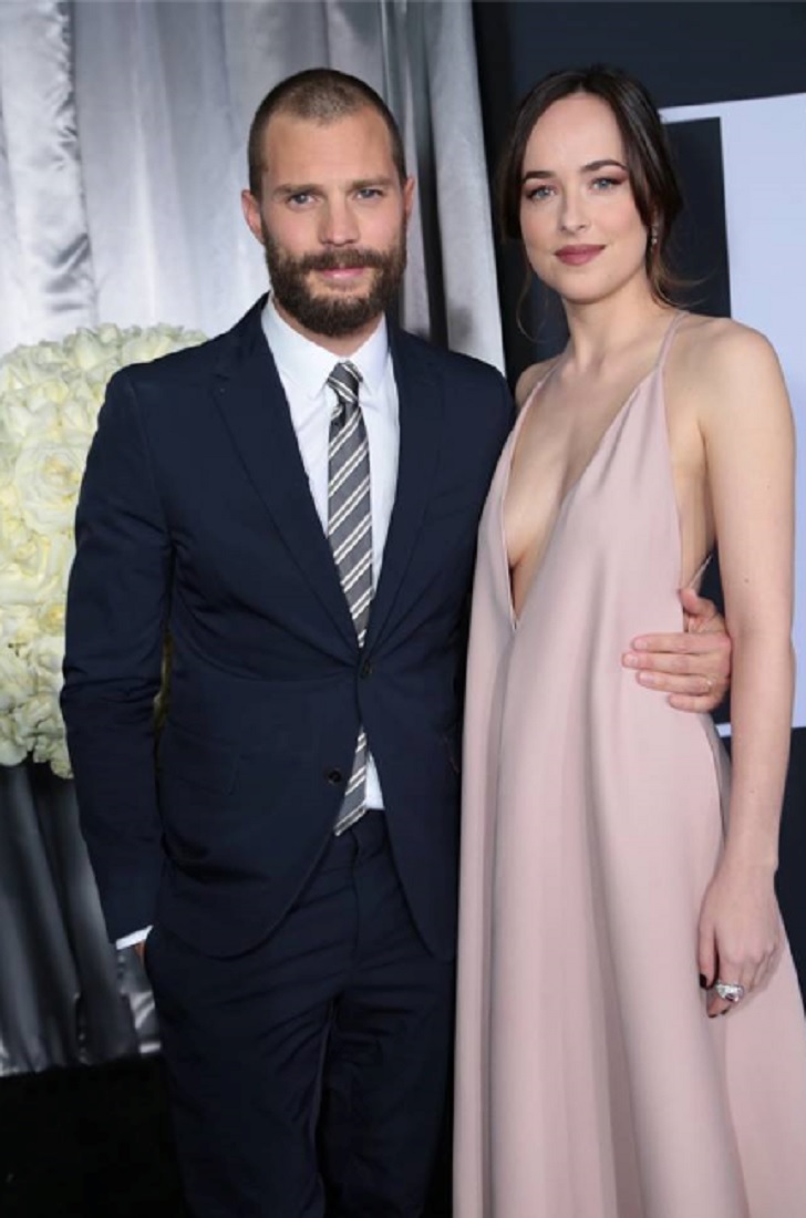 ジェイミー・ドーナンとダコタ・ジョンソン（画像は『Fifty Shades　2017年2月3日付Facebook「Jamie Dornan and Dakota Johnson pose together as Universal Pictures presents the premiere of “50 Shades Darker”」（Photo: Benjamin Shmikler/ABImages）」』のスクリーンショット）