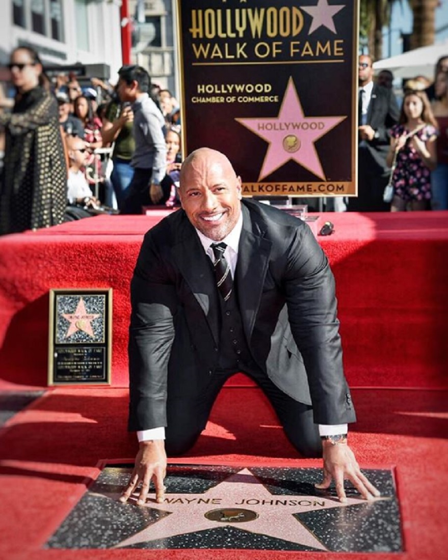 ドウェインに暗い過去が（画像は『therock　2017年12月18日付Instagram「Symbolic and full circle. 18yrs ago when I first broke into Hollywood, I knew nothing about acting or the business of Hollywood.」』のスクリーンショット）